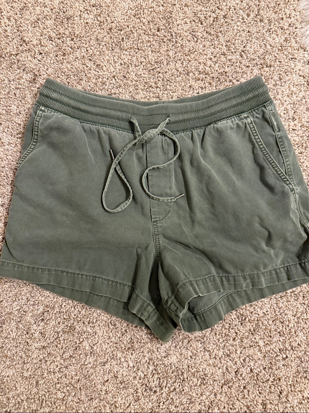GAP PULL ON SHORTS WITH POCKETS  & WAIST TIE